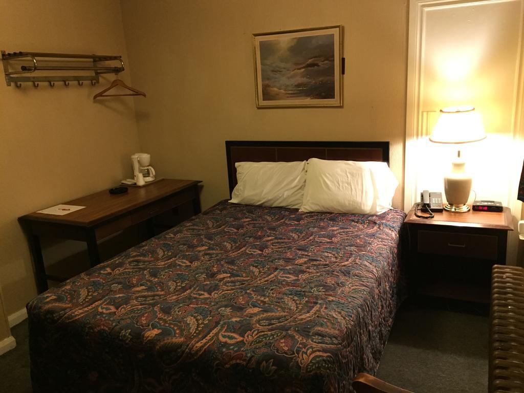 Shamrock Motel Midland Room photo